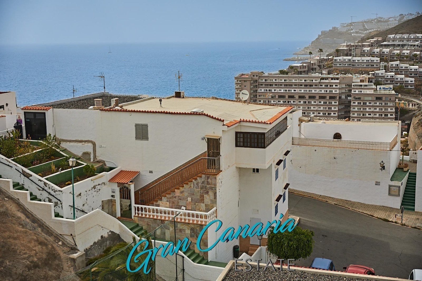 Bodrom nederst i trapp. Leiligheten på toppen Galleribilde