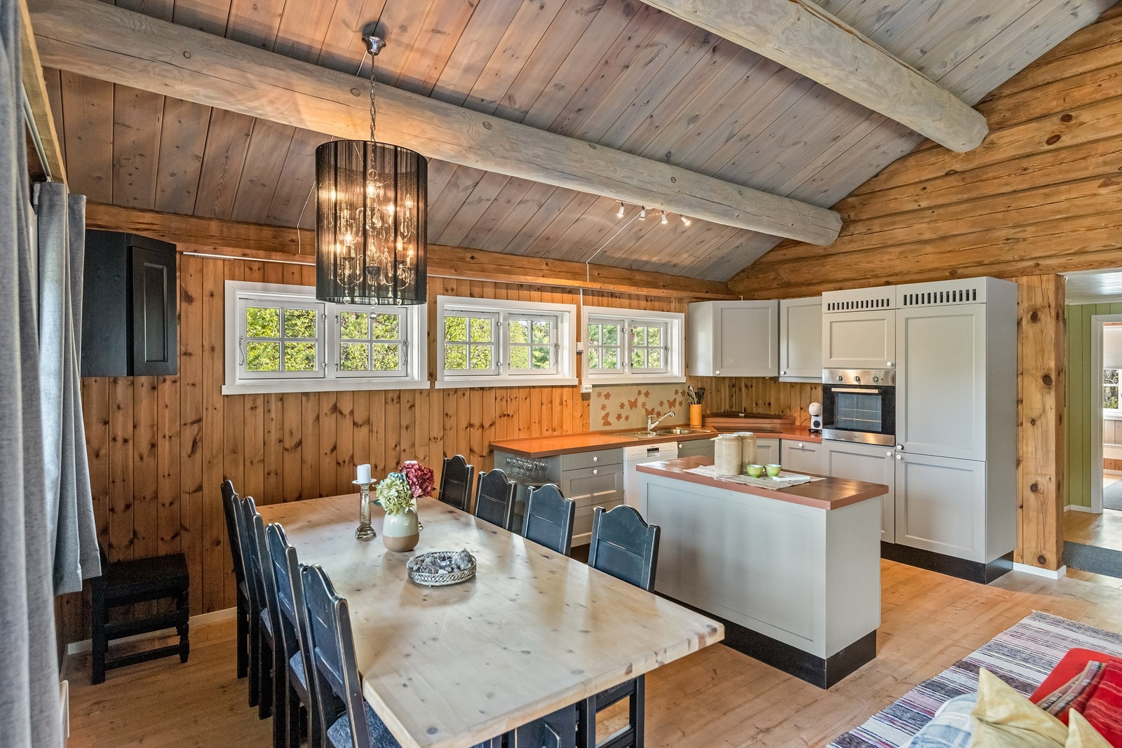 Praktisk plassert ved kjøkkenet er det god plass til spiseområde Galleribilde