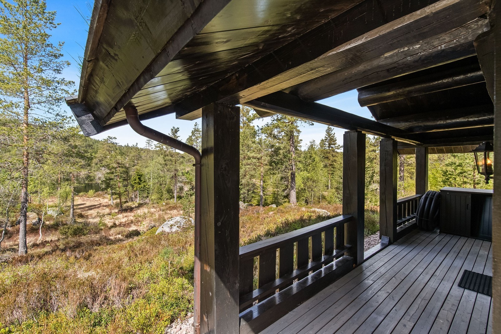 På terrassen kan du nyte varmen fra solen og utsikten ned til vannet Galleribilde