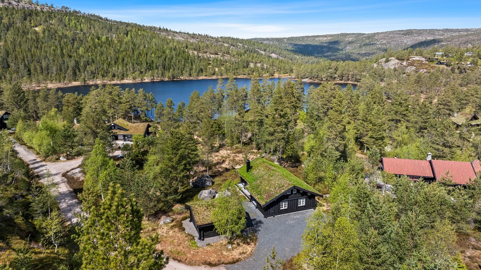 Hytten ligger fint og usjenert til i terrenget Galleribilde