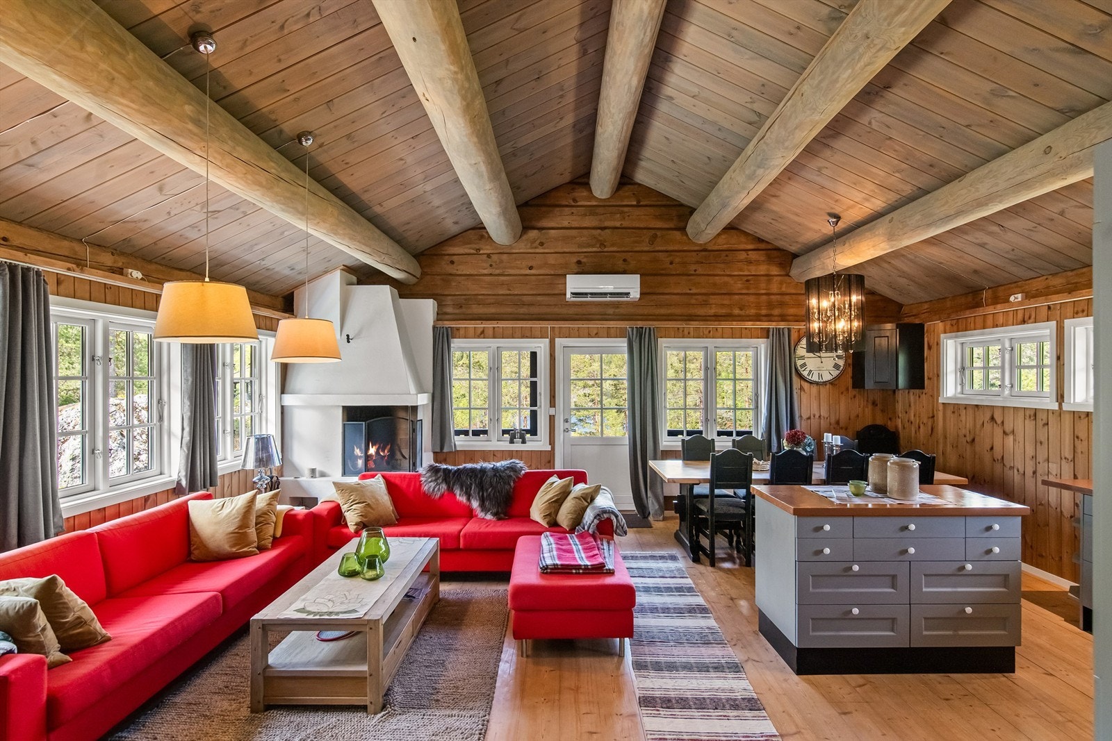 Takhøyden og vinduene gir rommet en god og luftig følelse Galleribilde