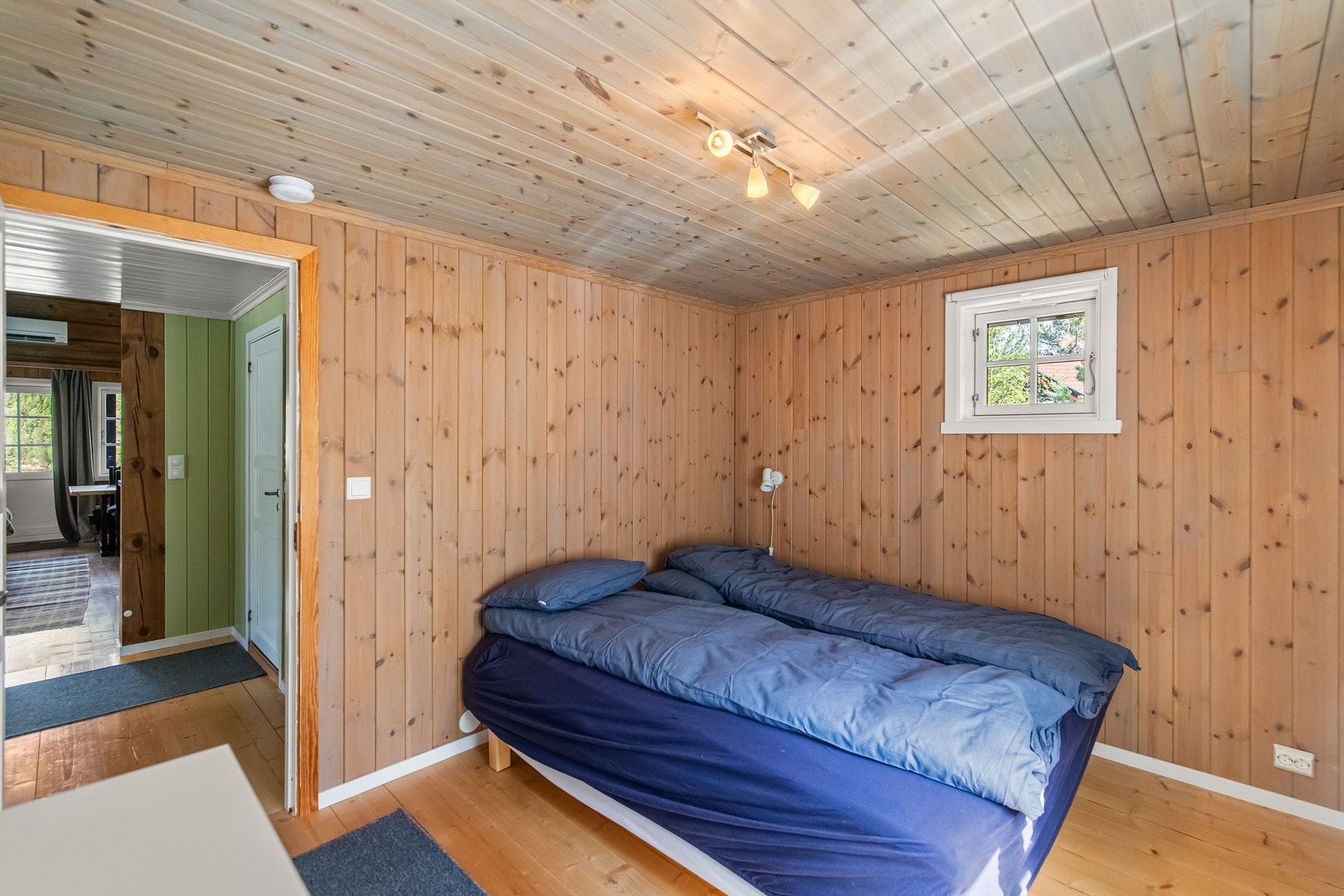 Hovedsoverom har god plass til dobbeltseng Galleribilde