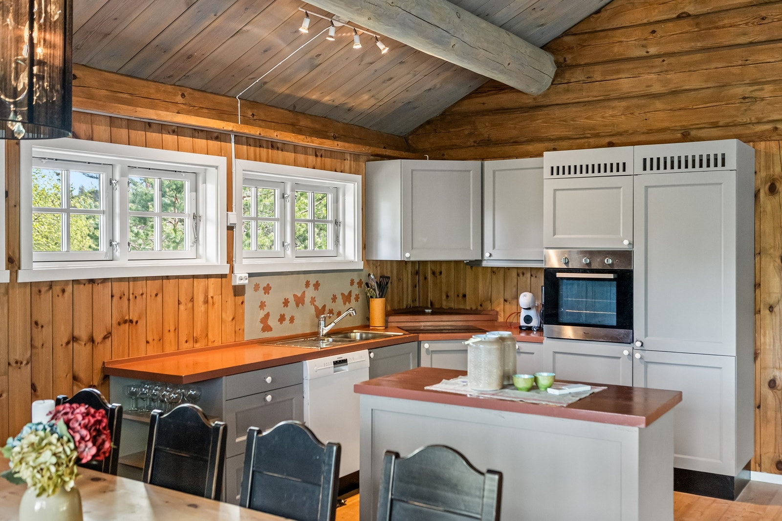 Her er det godt med både skap og benkplass Galleribilde