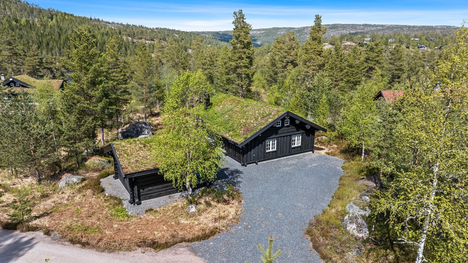 Fin fritidsbolig i flotte omgivelser med frittstående anneks og godt med parkering Galleribilde