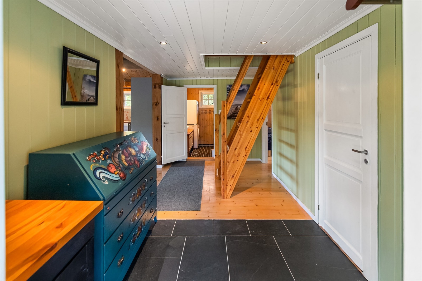 Stor entre/hall med plass til omkledning og adkomst til alle rom Galleribilde