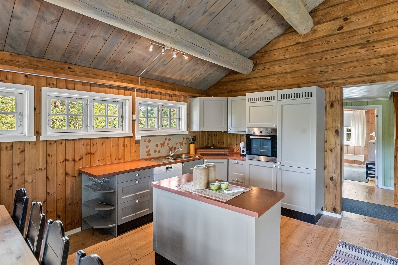 Kjøkkenet er gråmalt med profilerte fronter Galleribilde