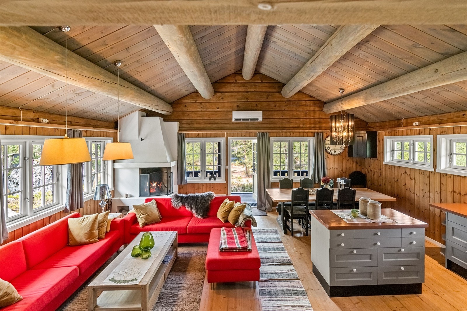 Stuen har god takhøyde og godt med vinduer som slipper naturen og lyset inn Galleribilde