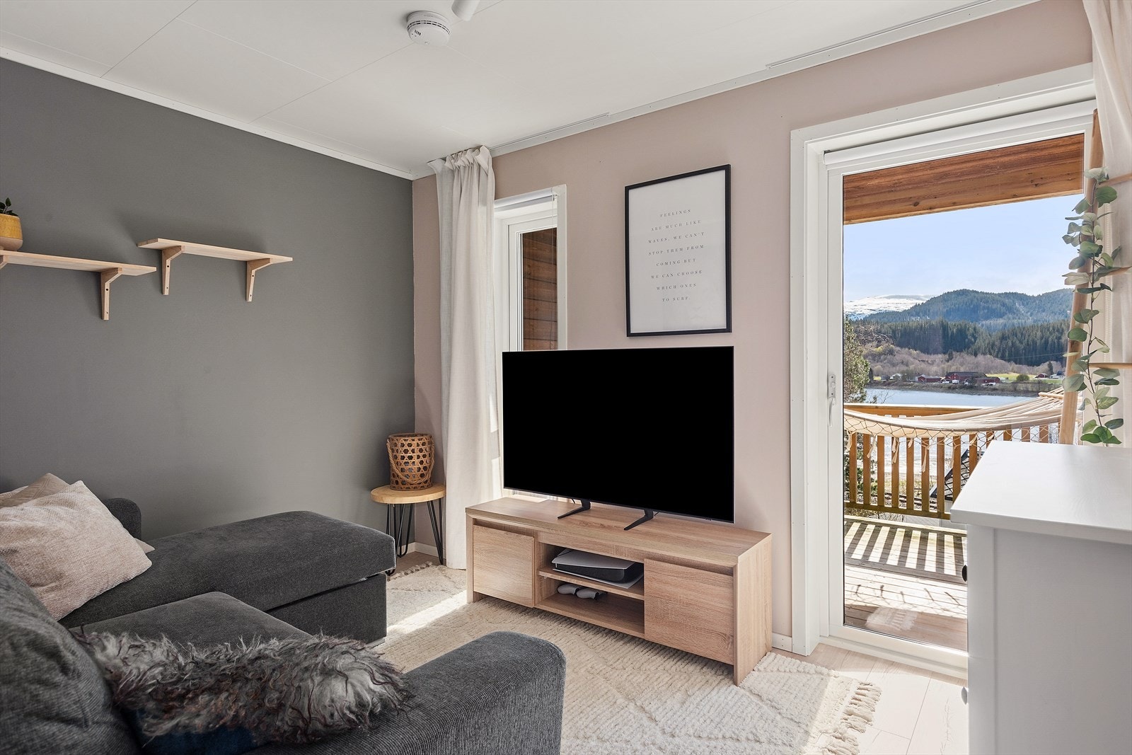 Soverom 3 har dør ut til terrasse. Galleribilde