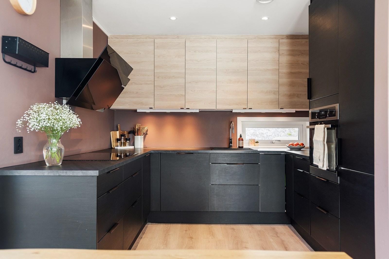 Lekkert kjøkken med skap helt opp til tak. Flott med vindu over kjøkkenbenk. Integrerte hvitevarer. Komfyr i arbeidsvennlig høyde. Induksjonstopp med ekstra bredde. Galleribilde