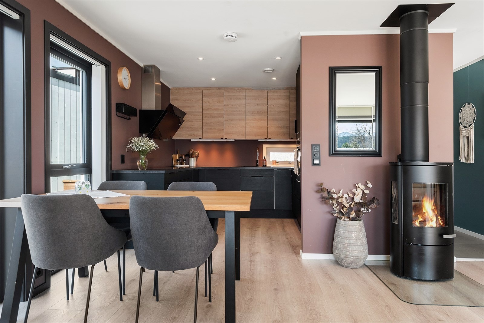 Varme og moderne fargevalg. Flott kjøkken. Hyggelig med vedovn i stue/kjøkken. Galleribilde