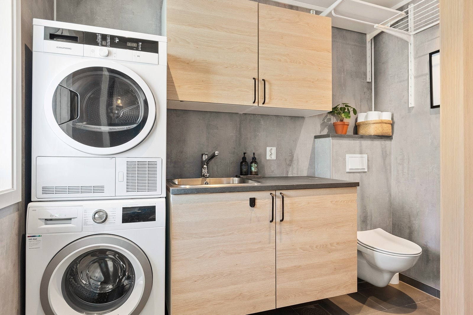 Dette flotte og praktiske vaskerommet/toalettrommet ligger like ved inngangspartiet. Vegghengt wc. Godt med skaplass. Galleribilde