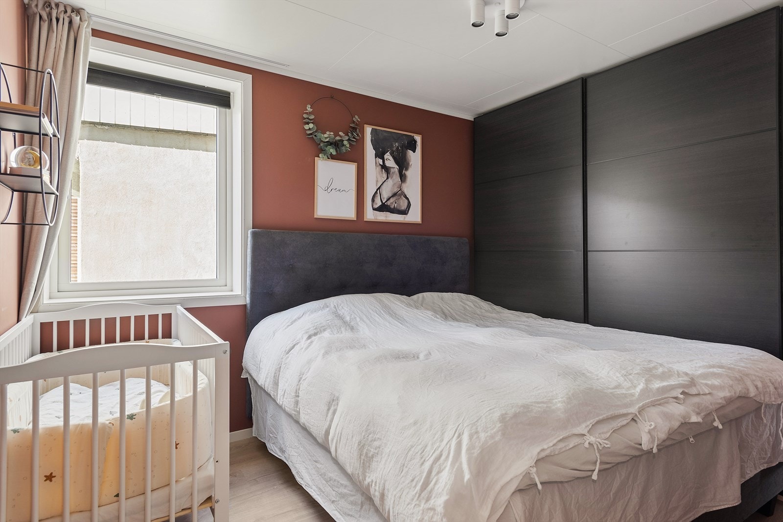 Hovedsoverom med stor skyvedørsgarderobe. Galleribilde