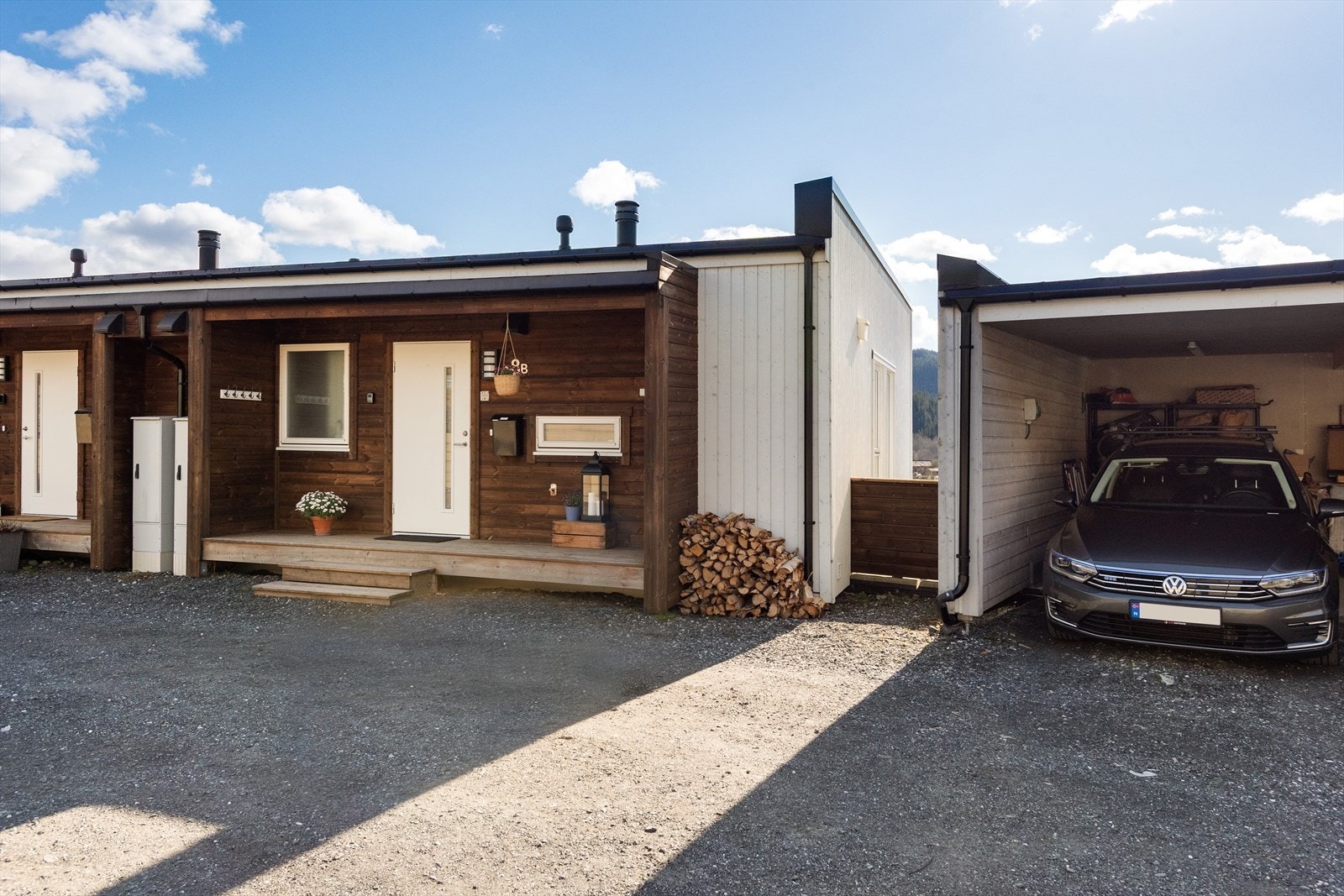 Terrasse på ca. 5 m2 ved inngangspartiet. Carport like ved leiligheta. Populære Heimerenga tursti ligger like ved leiligheta. Samt fine badmuligheter på Langøra. Det er også gåavstand til Mosåsen med turstier og lysløype vinterstid Galleribilde