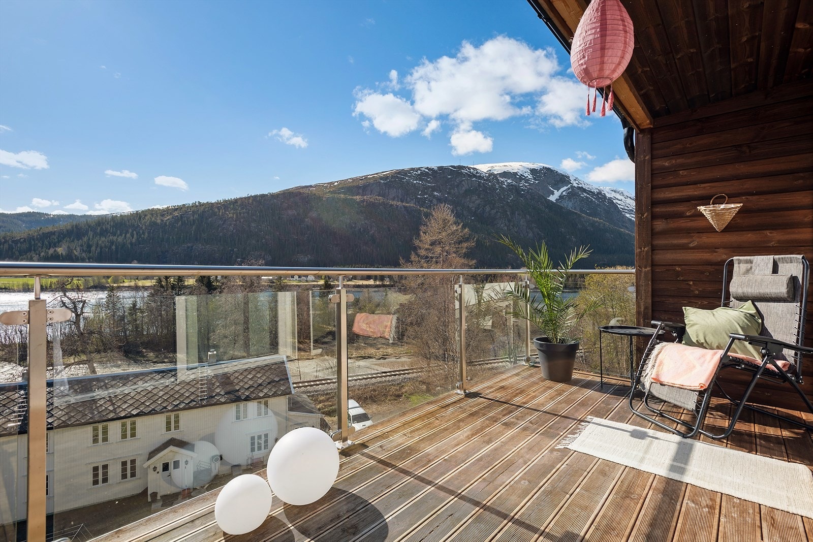 Delvis takoverbygd veranda. Galleribilde