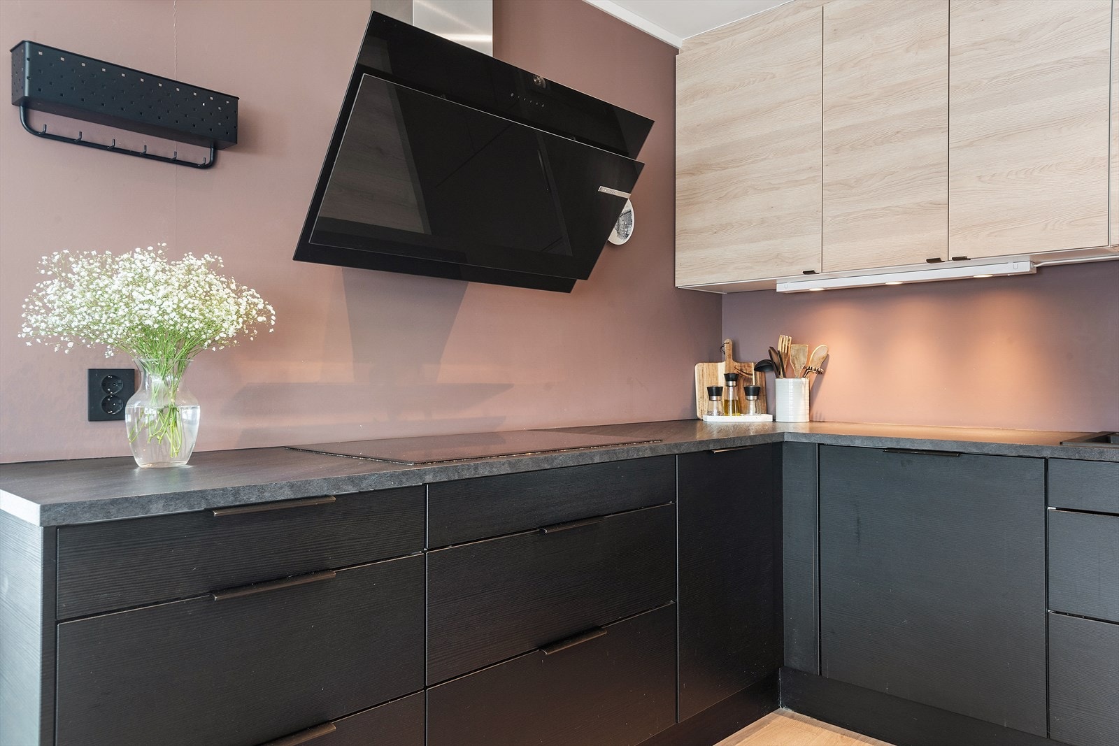 Kjøkkenet inneholder flott vifte over platetopp. Induction ekstra bred platetopp, komfyr, oppvaskmaskin, kjøl/fryseskp. Galleribilde