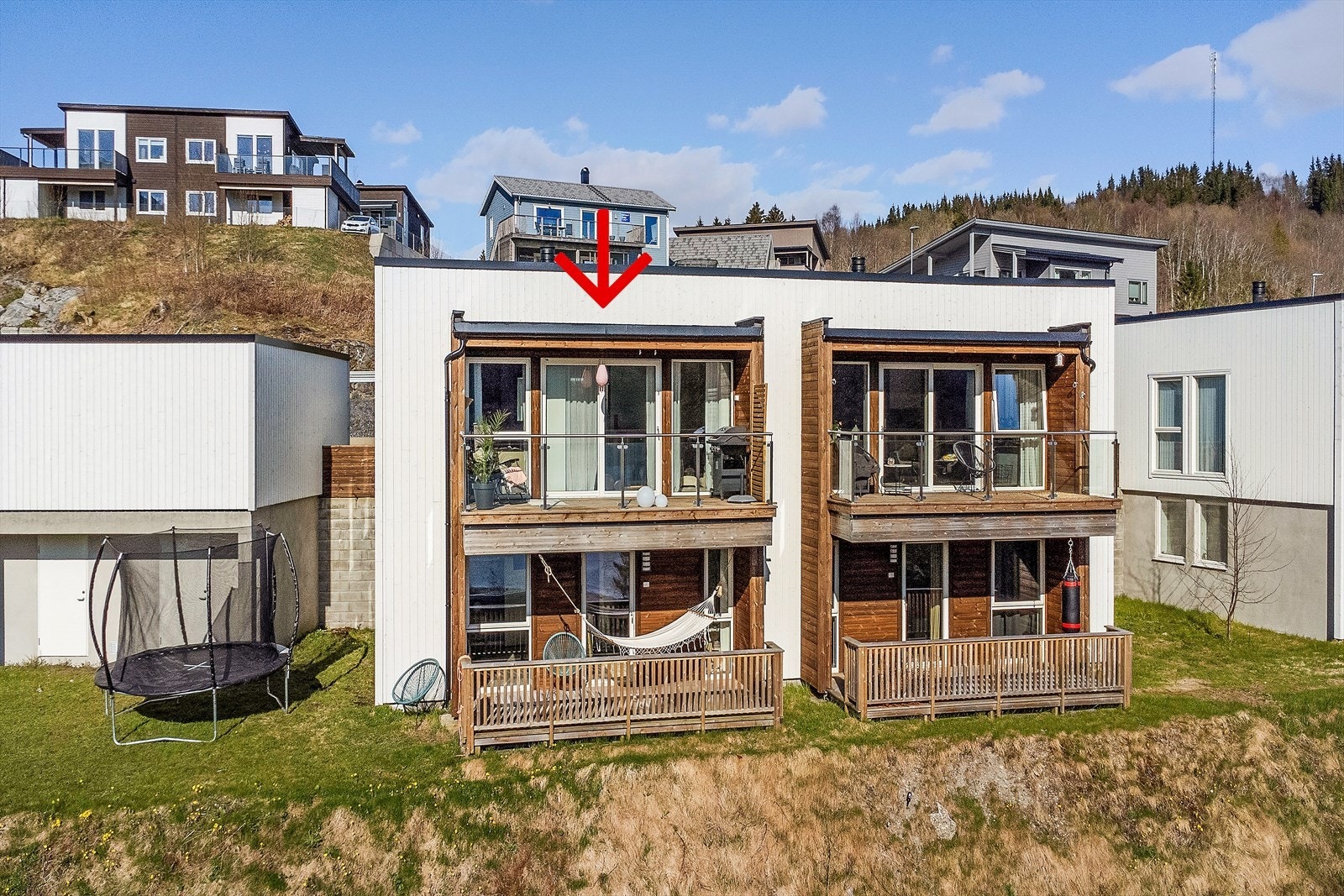 Fasade tomannsbolig. Her bor man i en moderne bolig fra 2019 med fantasisk utsikt og gåavstand til barnehager og barneskole. Nærbutikken Bunnpris og Gildevangen konditori ligger i gåavstand fra boligen. Galleribilde