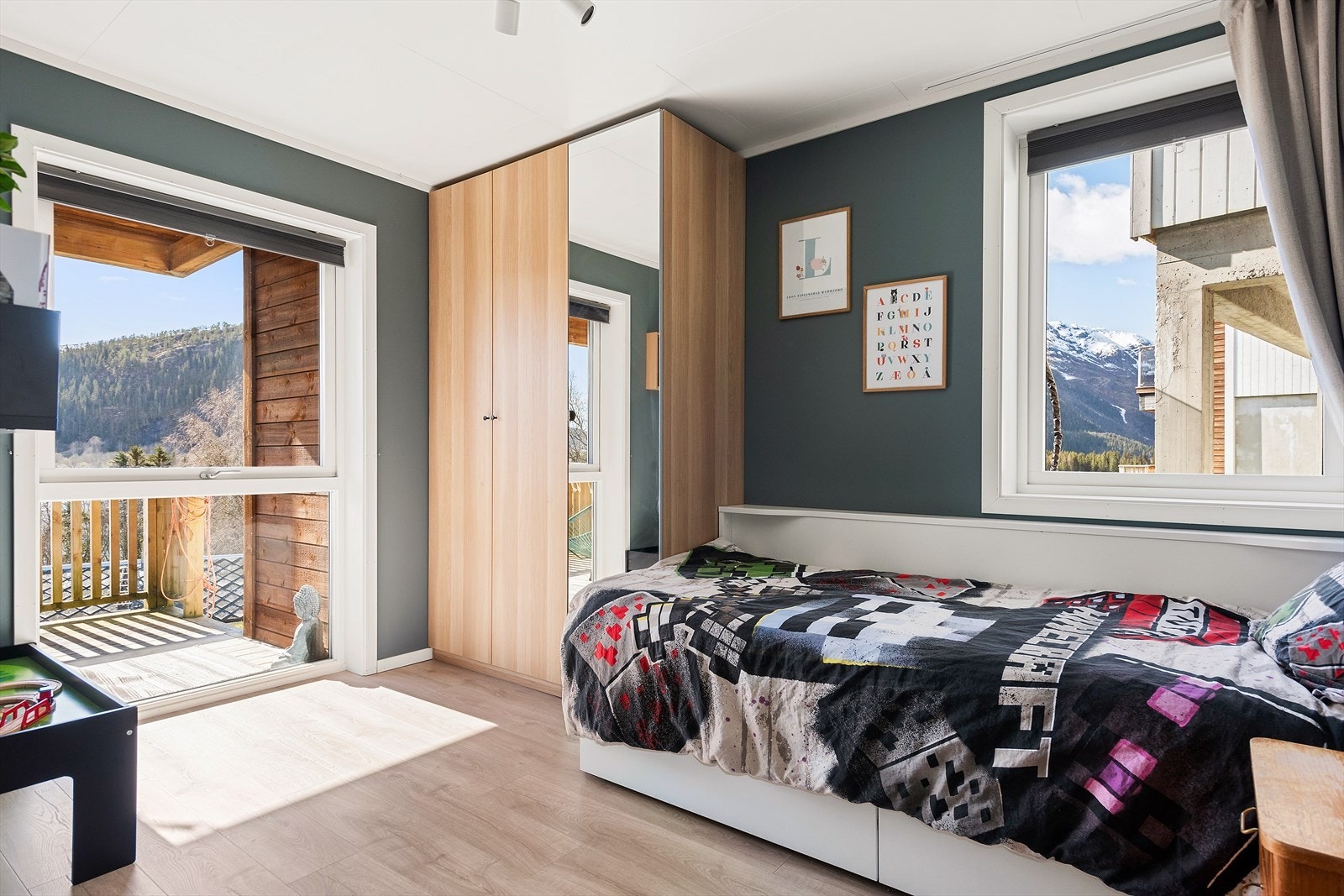 Soverom 2. Det er 3 soverom i underetasjen. Galleribilde