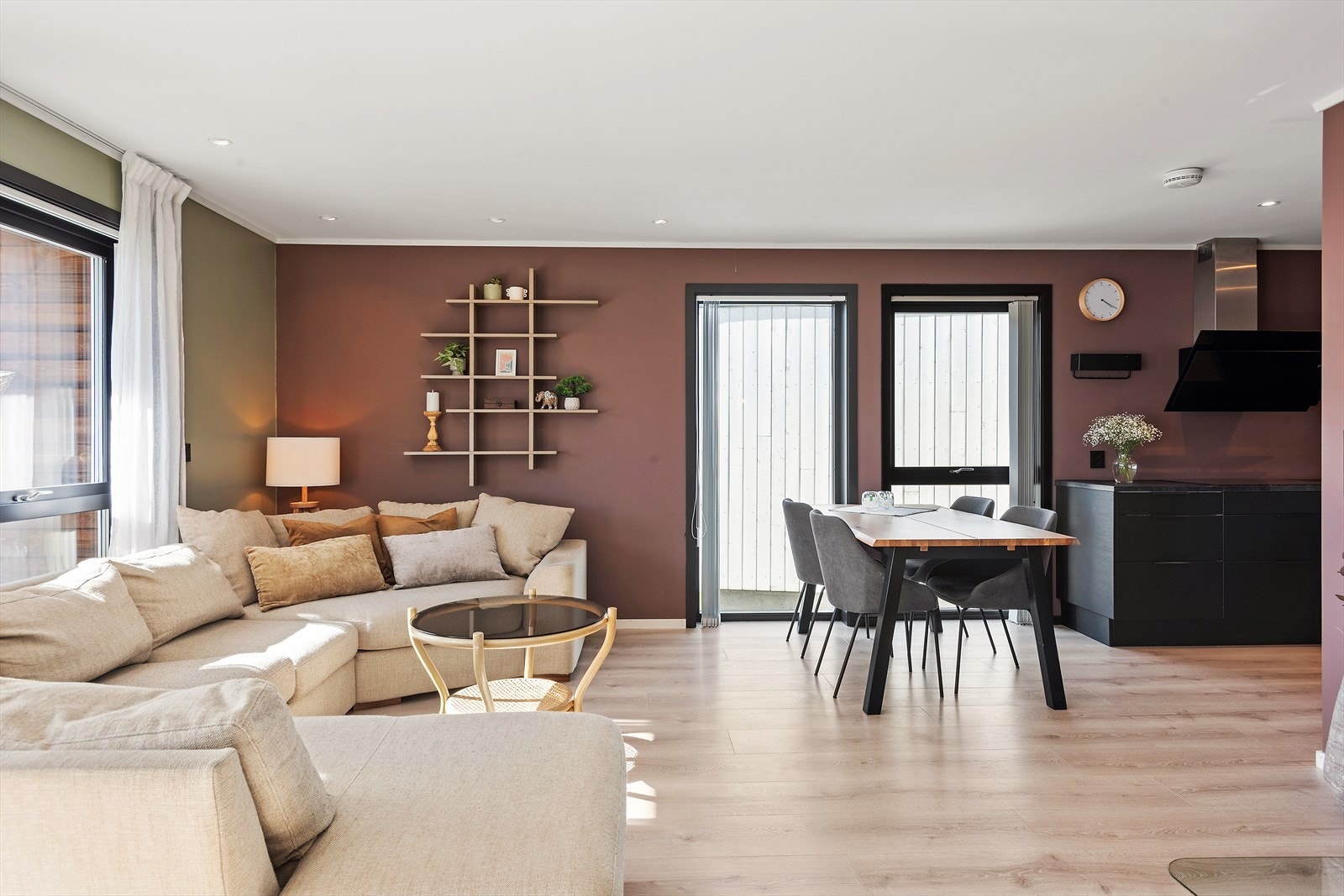 Plass for spisebord i sonen mellom kjøkken og stuedel. Moderne stil. Spotter i tak. Galleribilde