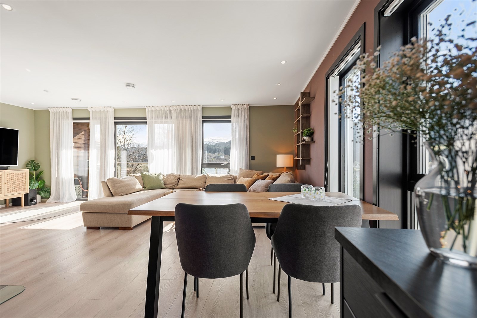 Fra kjøkkendel mot stue Galleribilde