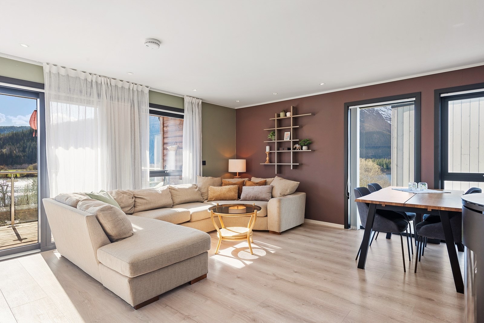 Stua har store vinduer som slipper inn godt med lys. Flott utsikt mot Vefsna. Galleribilde