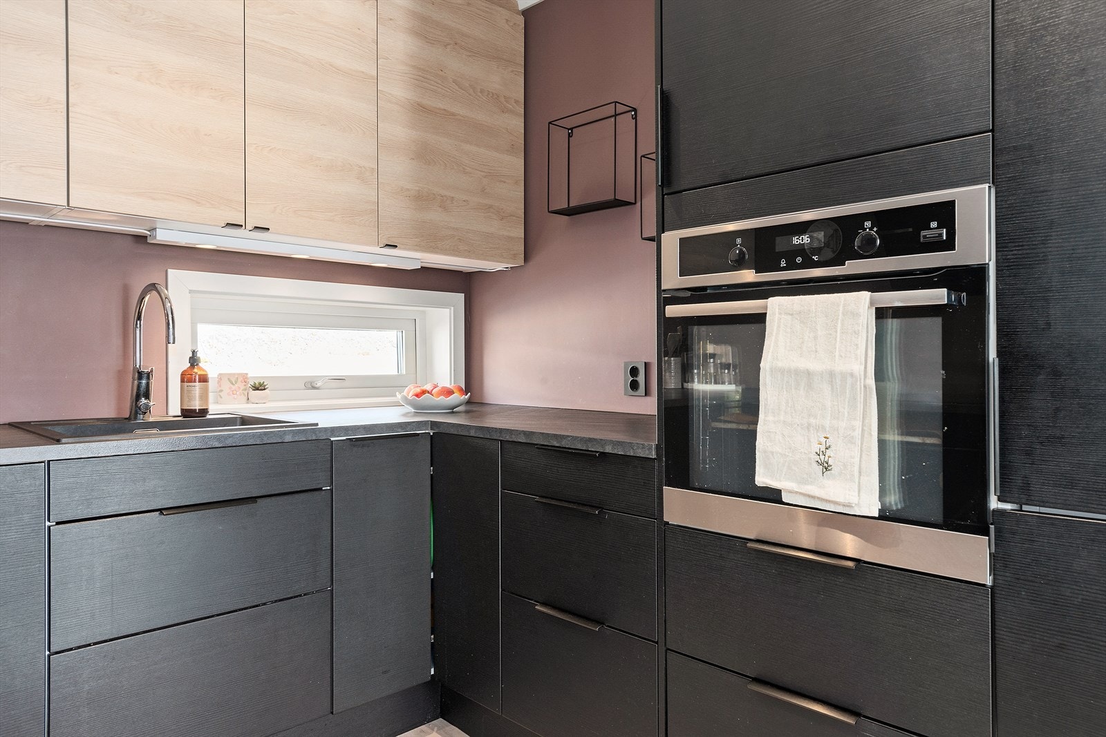 Kjøkkeninnredningen har rikelig med skapplass. Praktisk at det også er dype og praktiske skuffer. Komfyr i arbeidsvennlig høyde. Galleribilde