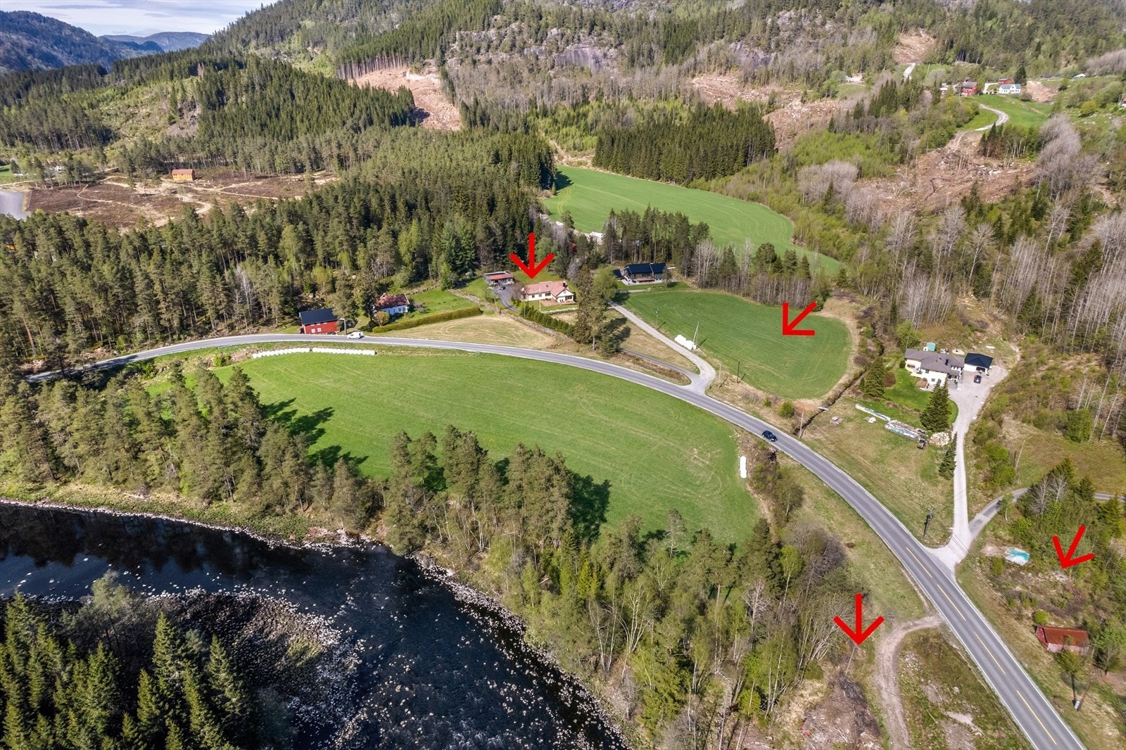 Stor eiertomt med dyrket mark og skog. Se kart. Galleribilde