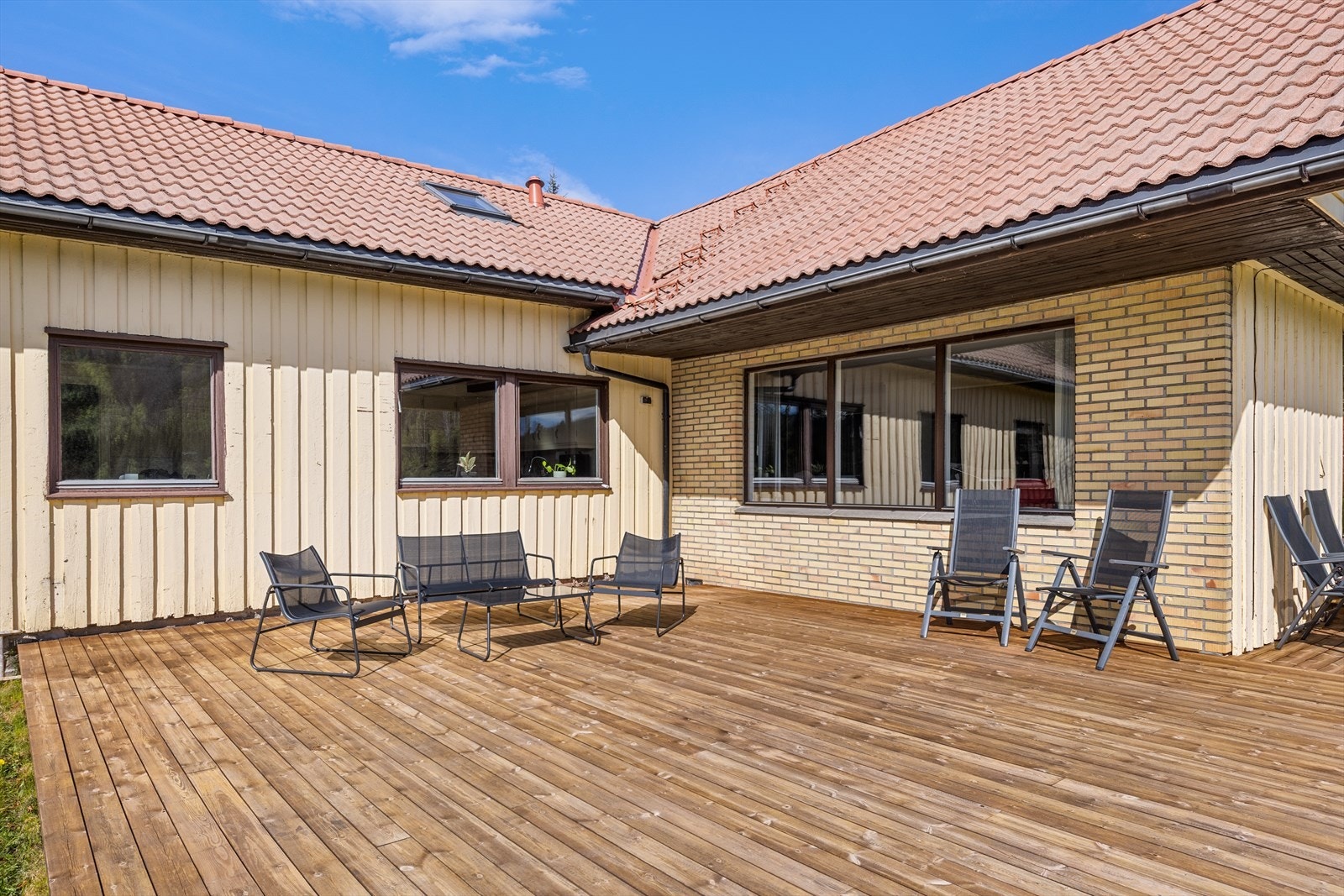 Stor og nyere terrasse mot sør og vest Galleribilde