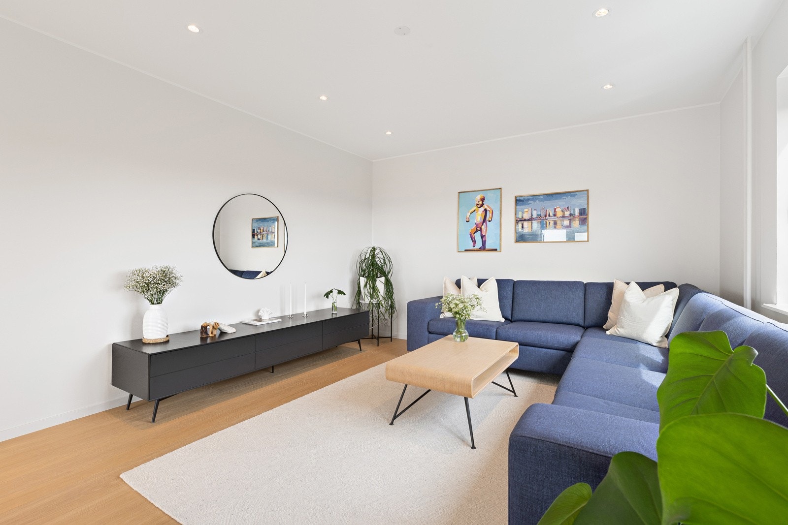 Stue og spisestue oppleves å ligge i rekke, og leilighetens planløsning spiller godt Galleribilde