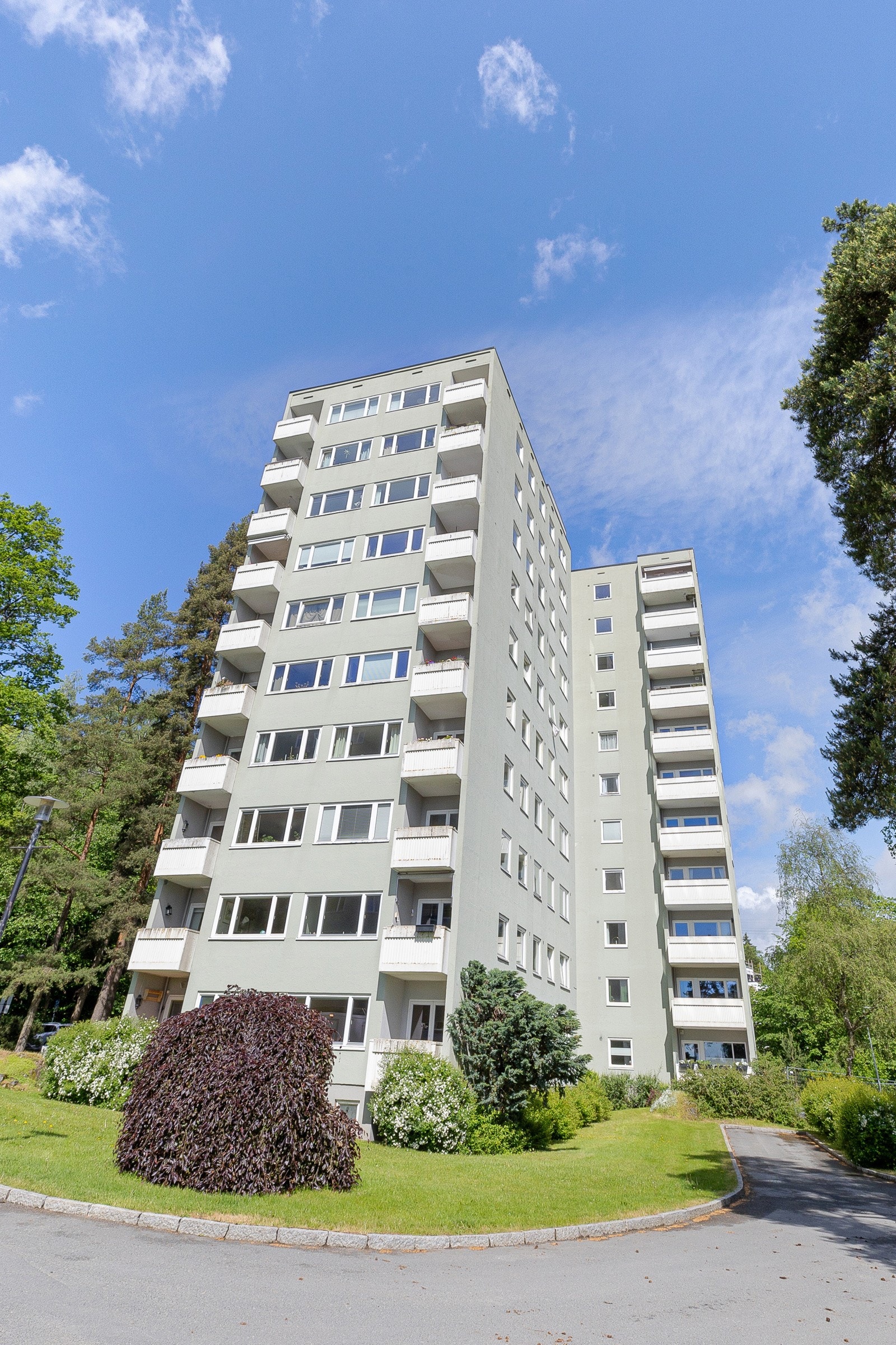 Det er nærhet til barnehager, skoler på alle trinn, offentlig kommunikasjon, samt et rikt utvalg av forettninger Galleribilde