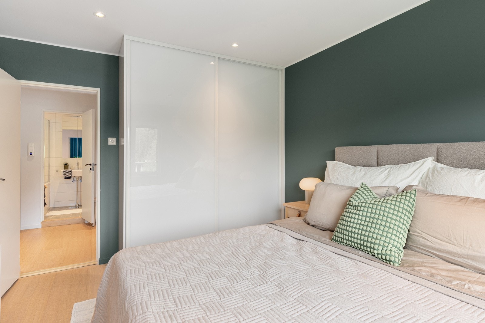 Det er skyvedørsgarderobe og plass til mer Galleribilde