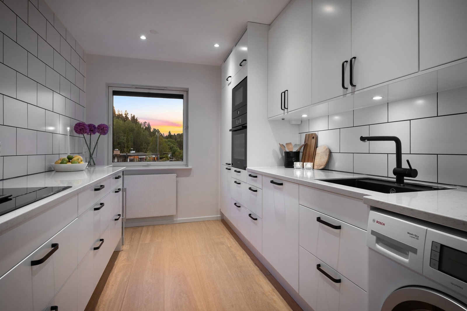 Lekkert Epoq kjøkken med mye skap- og benkeplass Galleribilde