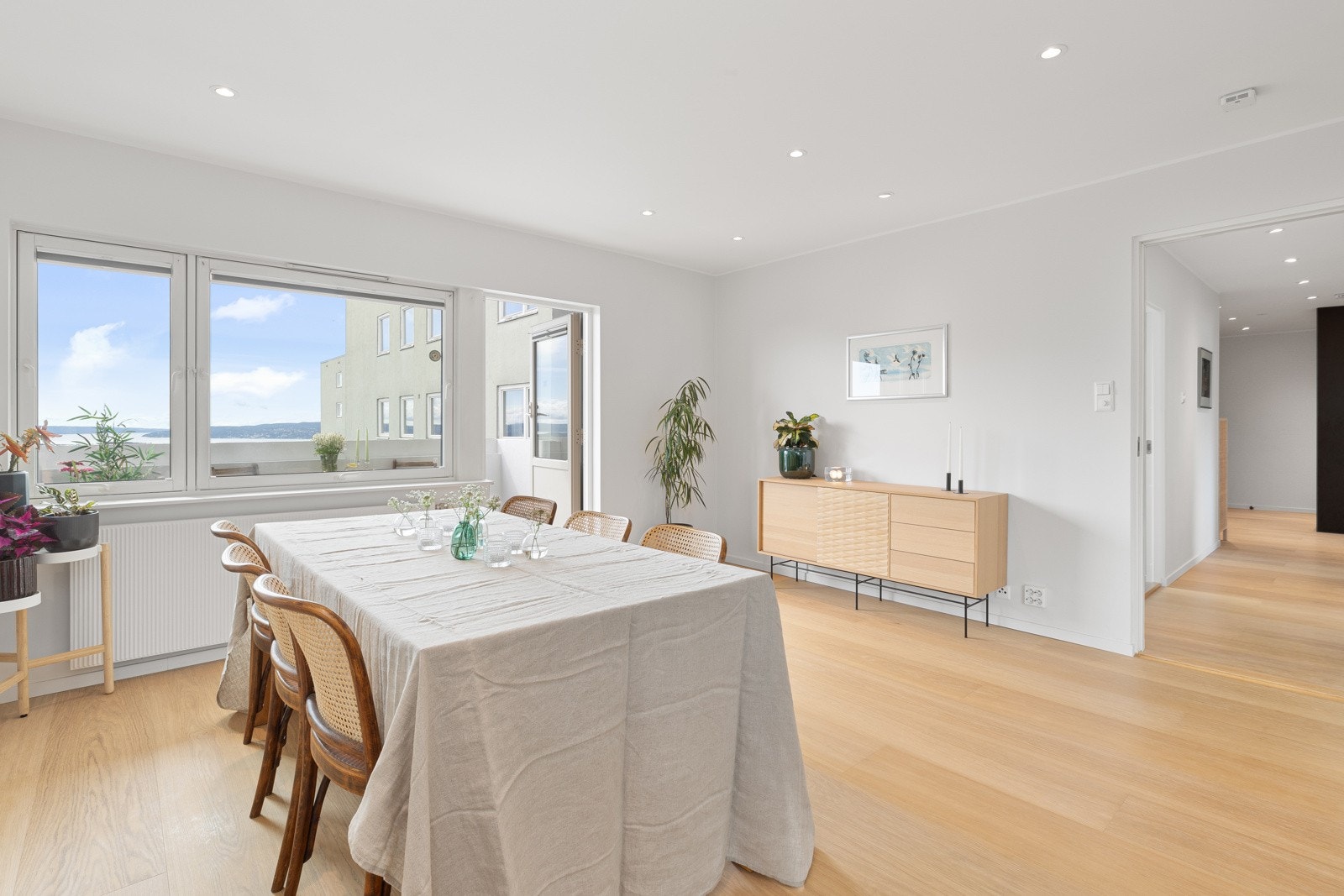 Fantastisk hyggelig stue med utsikt fra alle vinduer Galleribilde