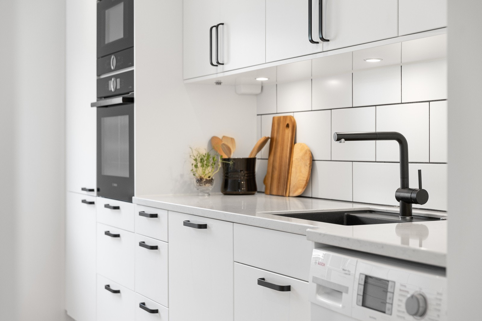 Flislagt backsplash og slette skapfronter. Underlimt kjøkkenvask Galleribilde