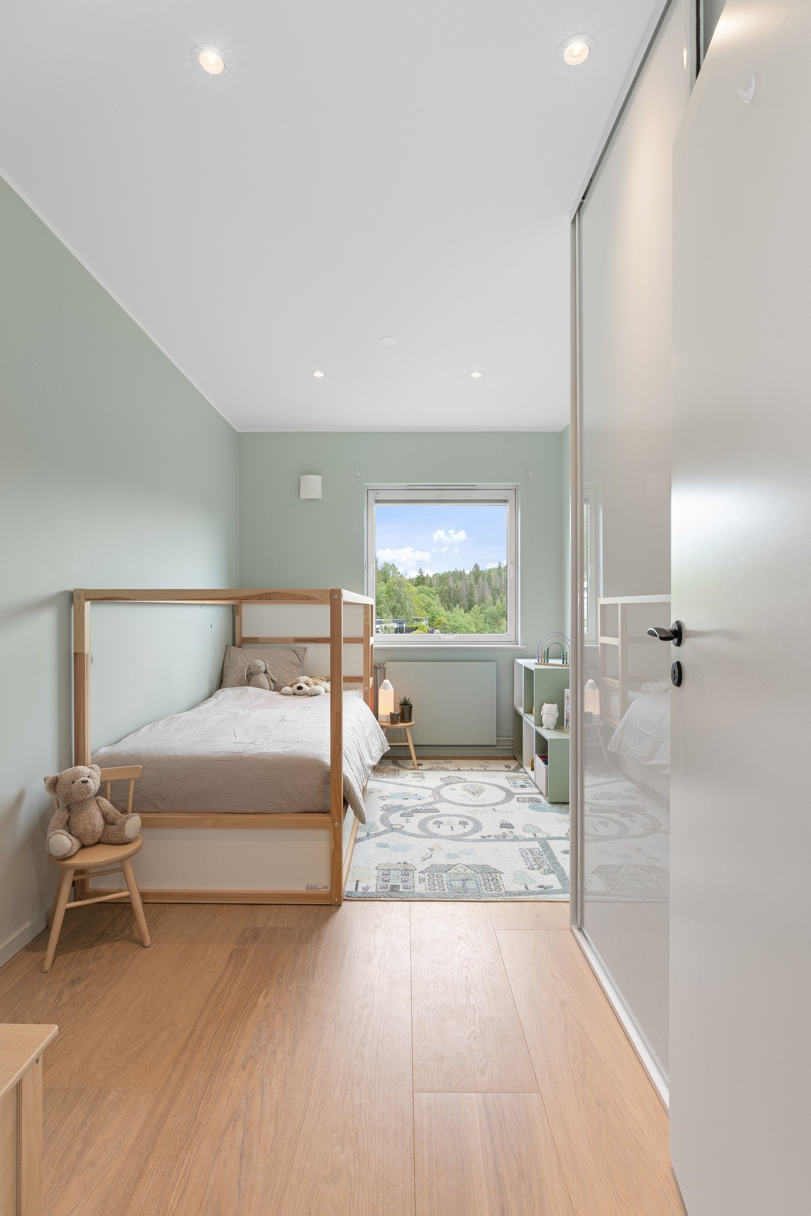 Soverom 2 og 3 er også av god størrelse og har skyvedørsgarderober Galleribilde