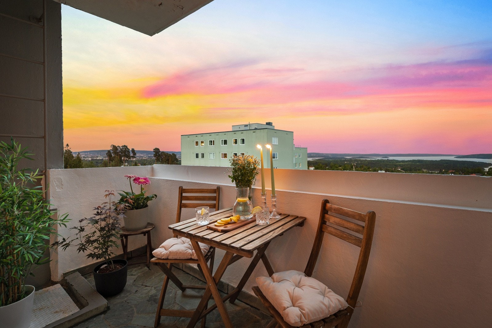 Det er plass til bord, stoler og grill (ikke kull) Galleribilde