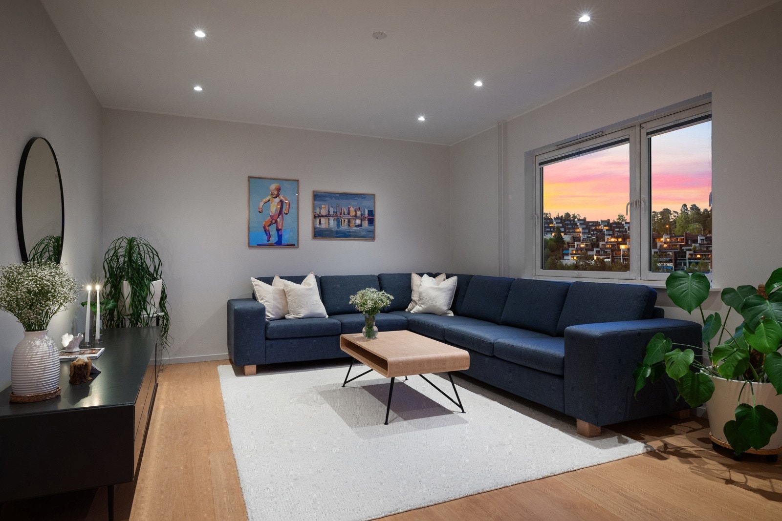 Her er det god takhøyde på 2.42 meter, og store vindusflater Galleribilde