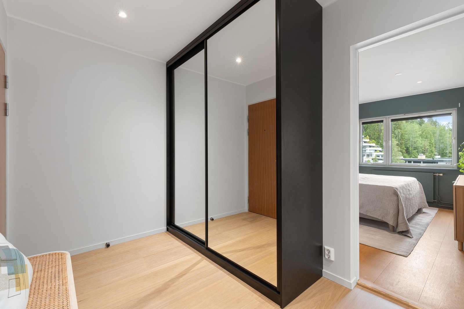 Her er det store skyvedørsgarderobe og plass til kommoder, benk og mer Galleribilde