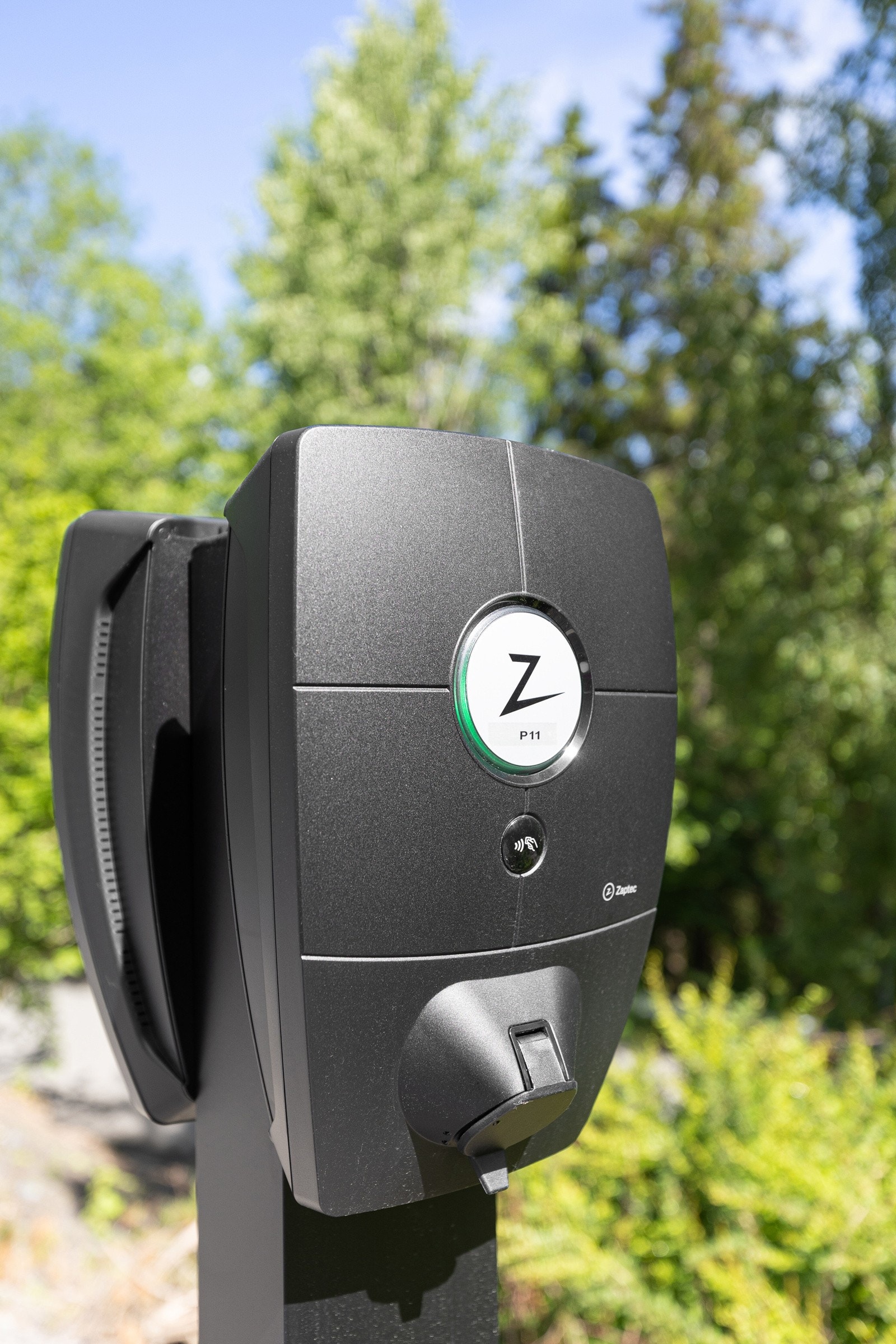 Det er flere elbil-ladere på sameiets tomt Galleribilde