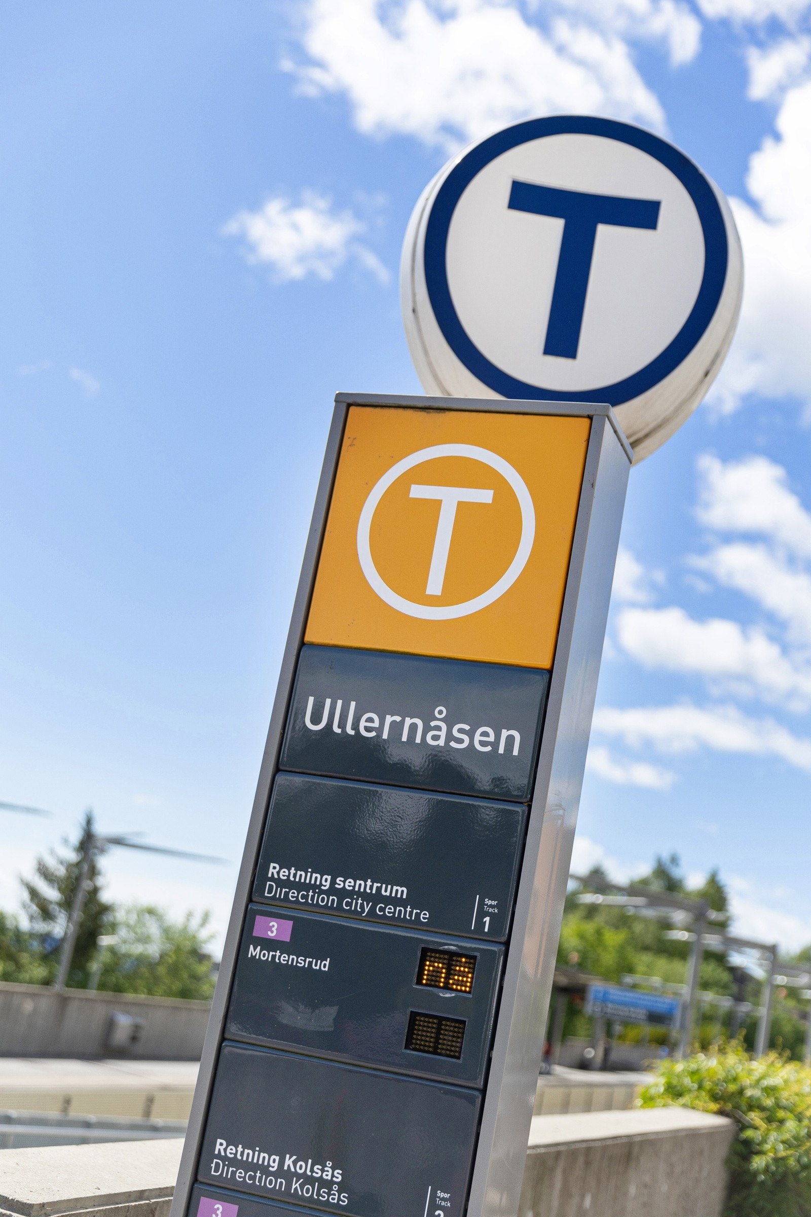 Den nærmeste er T-banen fra Ullernåsen T-banestasjon (kun ca. 200 meter fra boligen). Med banen herfra er du i sentrum på under ett kvarter Galleribilde