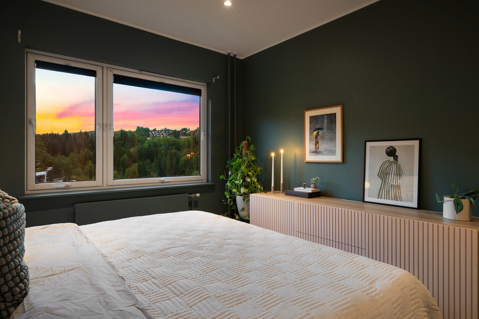 Hovedsoverommet er romslig med god plass til dobbeltseng og nattbord på hver side Galleribilde