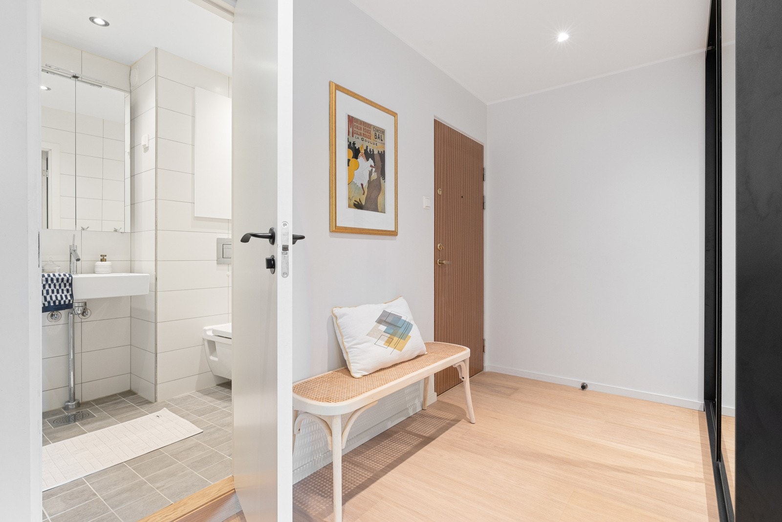 Hyggelig og romslig entre som gir et godt førsteinntrykk av leiligheten og dens standard Galleribilde