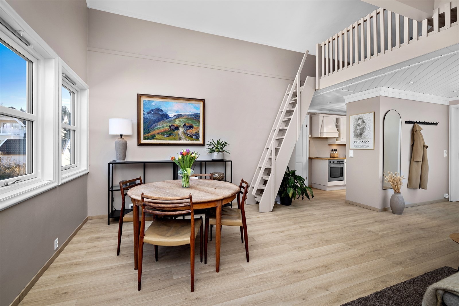 I stuen er det også trapp opp til praktisk hems. Galleribilde