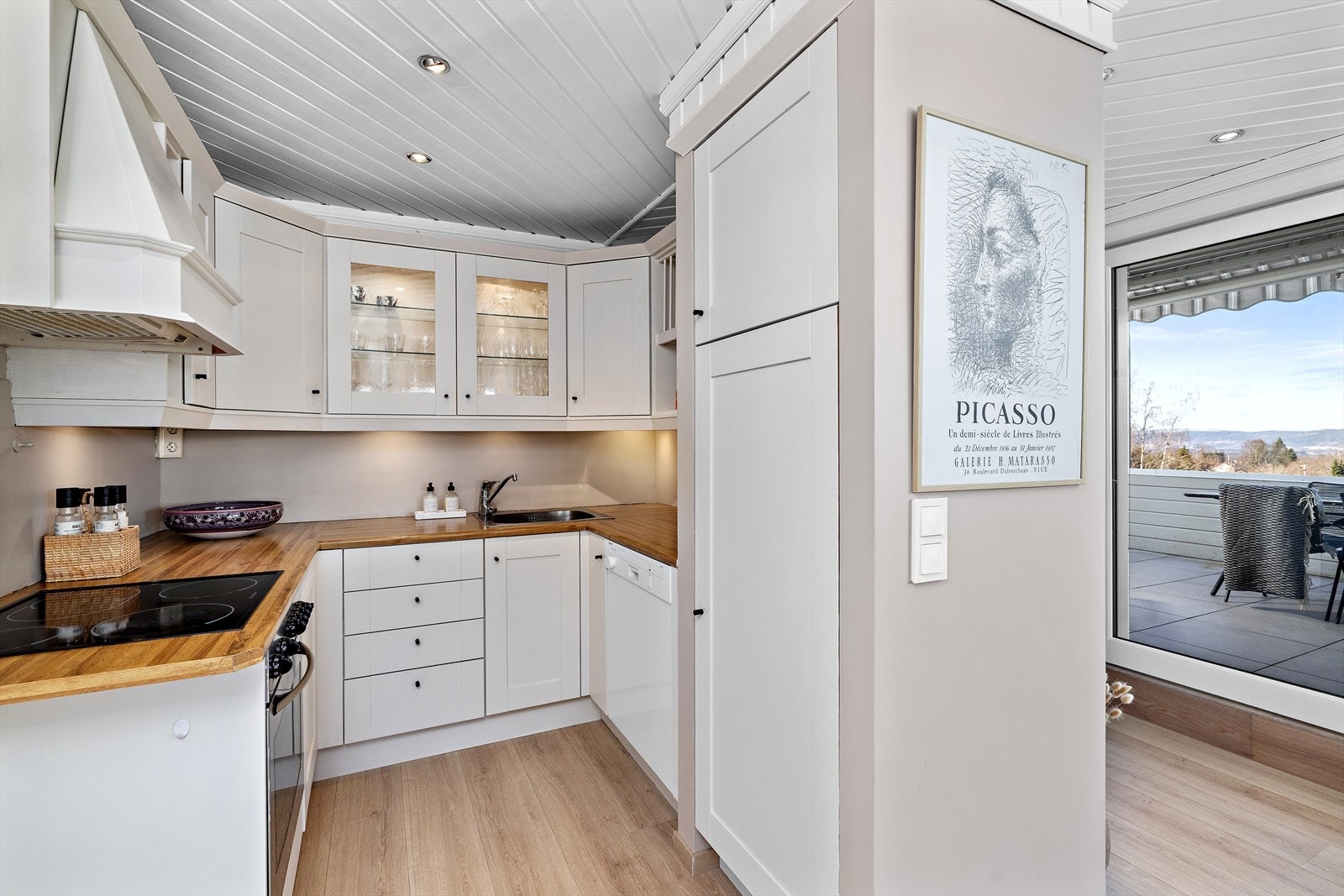 Lyst og pent kjøkken med integrerte hvitevarer. Galleribilde