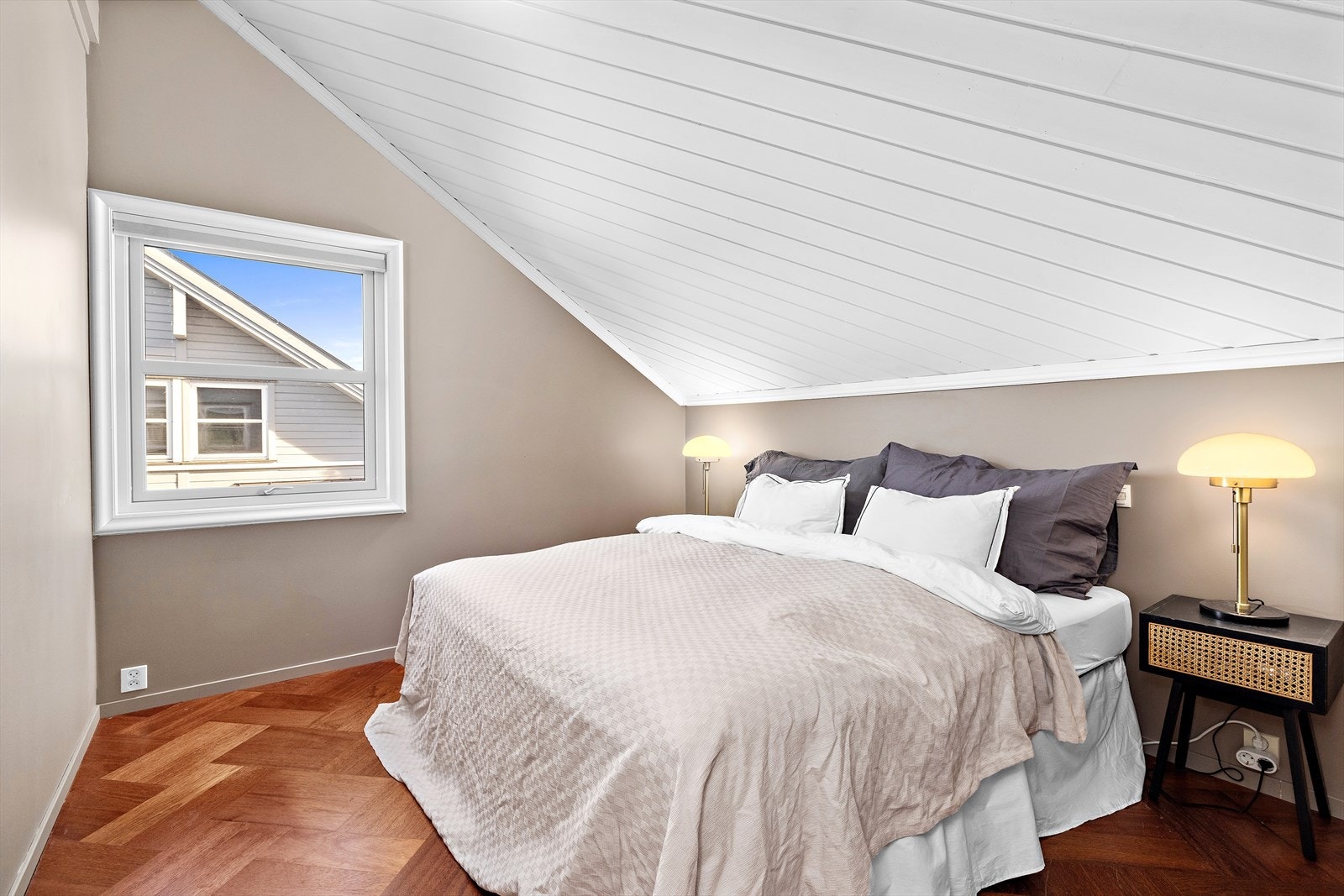 Soverommet har god størrelse takhøyde. Galleribilde