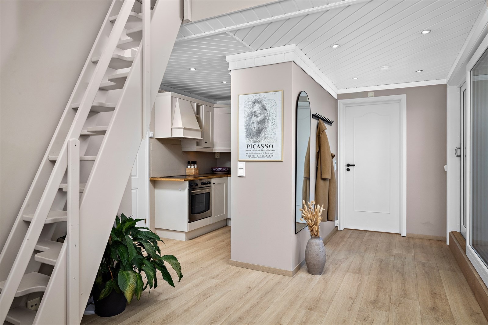 I leiligheten er det bl.a. lagt nytt gulv og overflatene er malt. Galleribilde