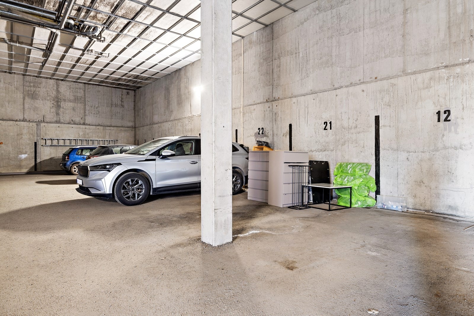 Med leiligheten medfølger det garasjeplass samt bod i garasjanlegget. Galleribilde