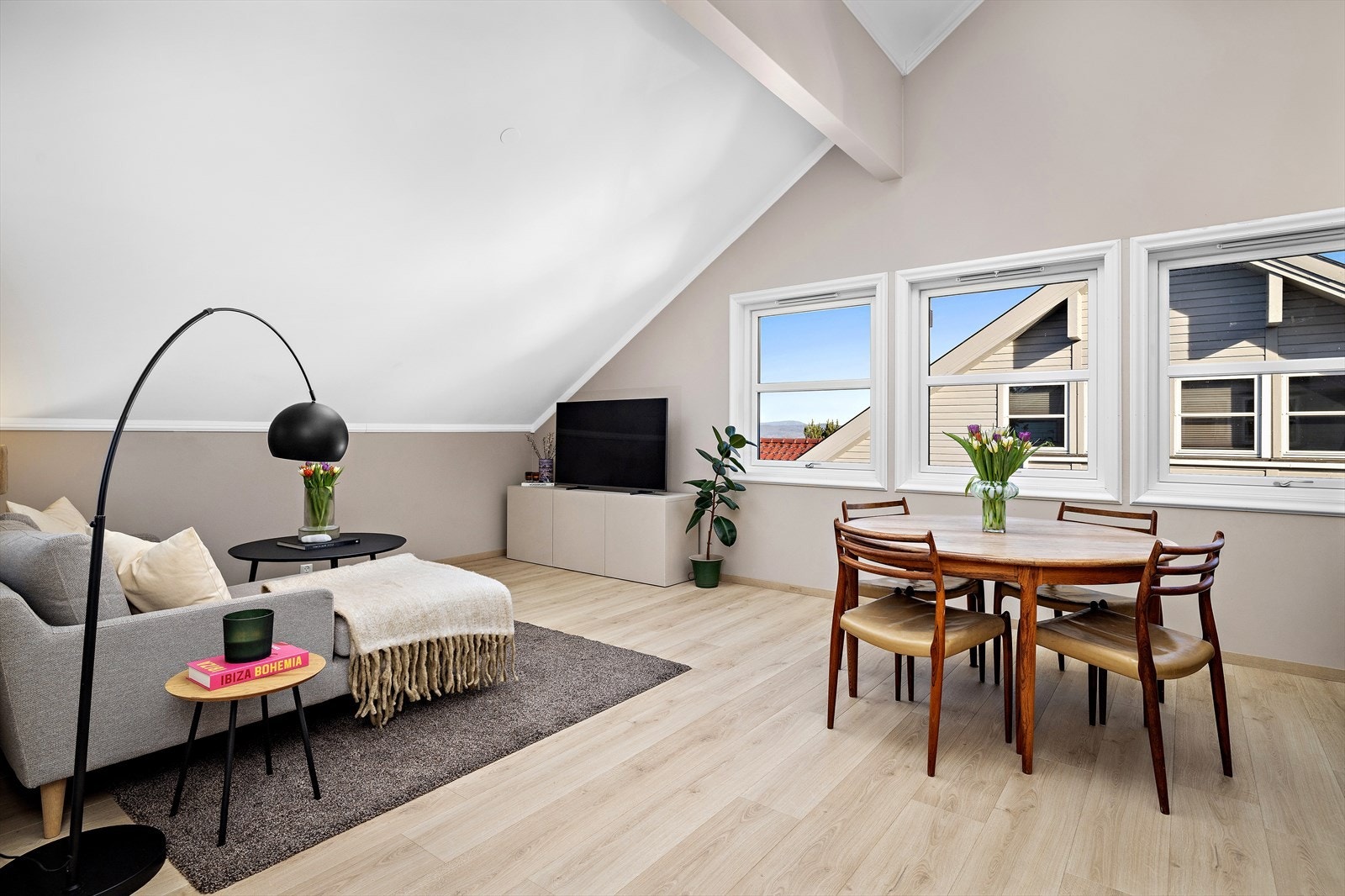 God plass i stuen med plass for både spisebord og salong. Galleribilde