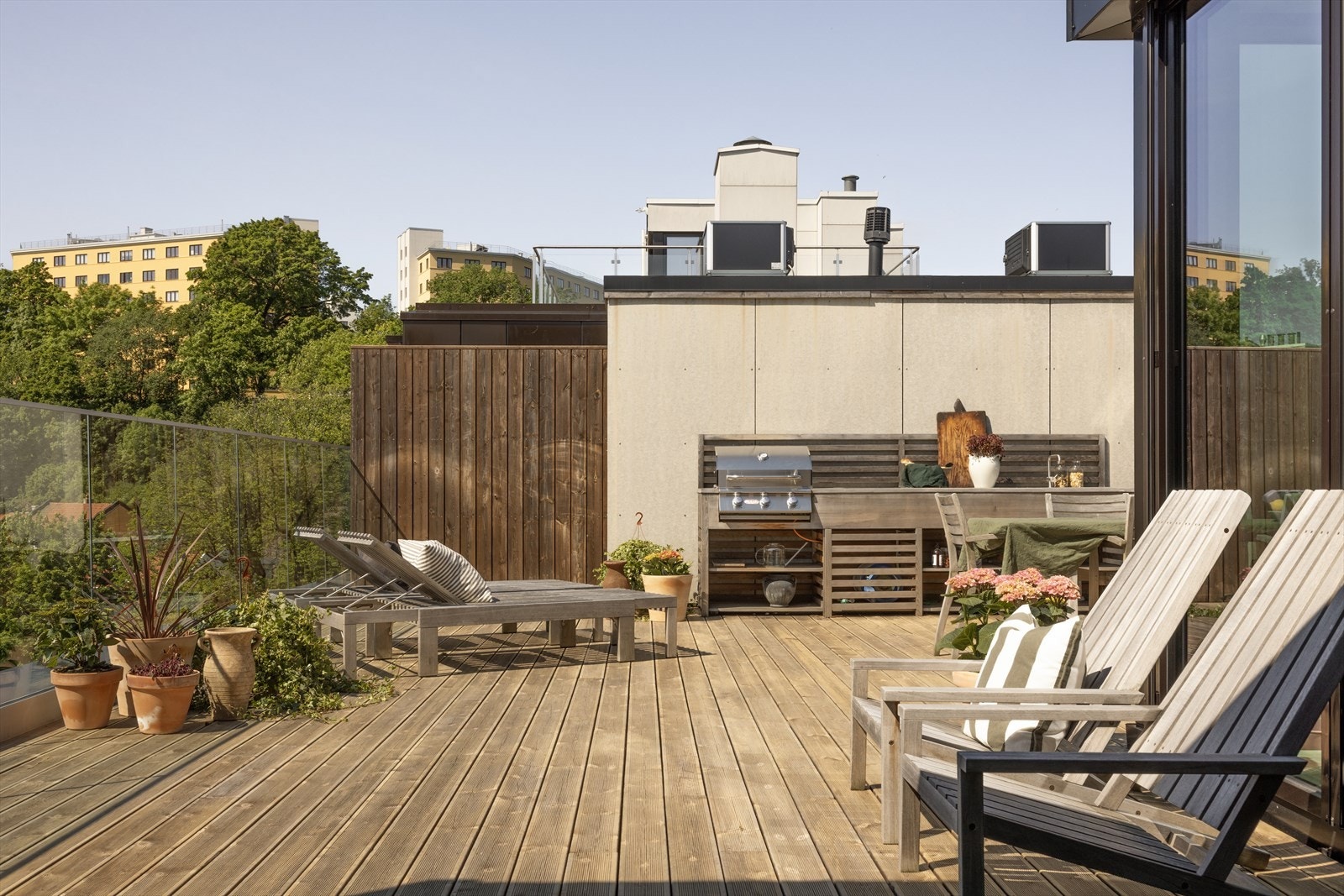 Med sol hele dagen og skjermet beliggenhet hevet over byens tak, får du et privat fristed - midt i hjertet av Oslo. Galleribilde