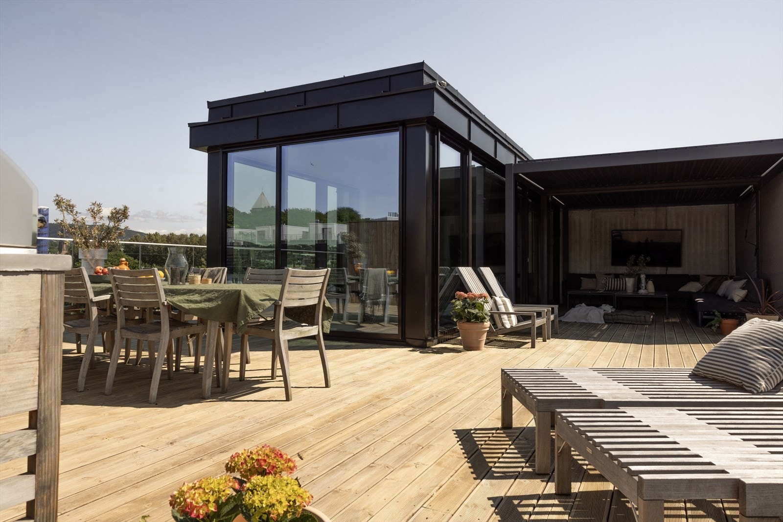 Takterrassen gir en arkitektonisk videreføring av boligens gjennomførte design, og er som skapt for både elegante sammenkomster og avslappende stunder i fred og ro. Galleribilde