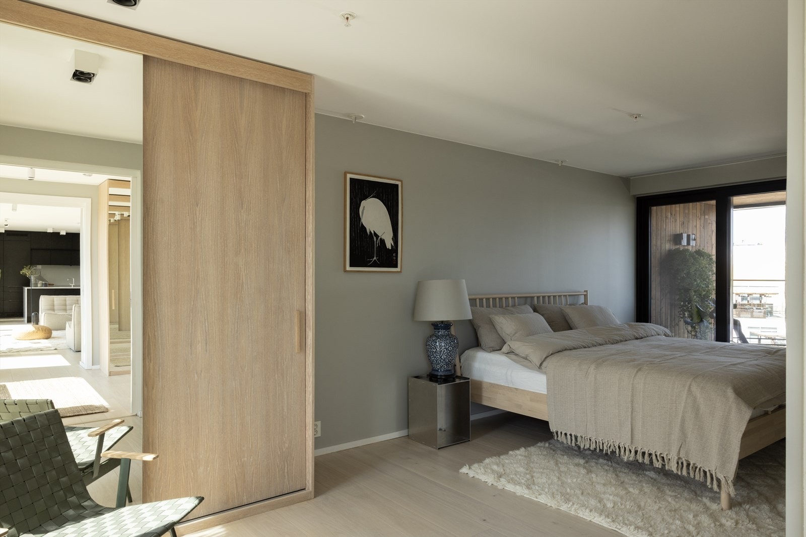 Romslig hovedsoverom med walk-in garderobe og privat bad en-suite. Galleribilde